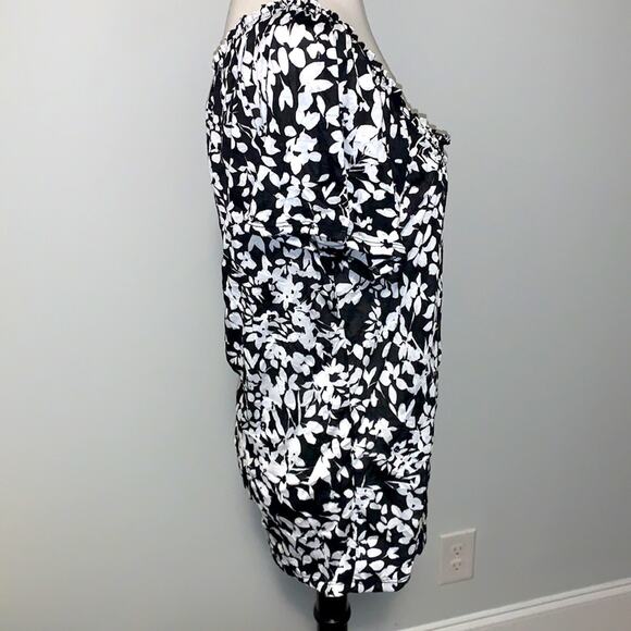 Elle Black White Floral Must Have Crinkle Short Sleeve Tee Sz Large NWT - Picture 6 of 7